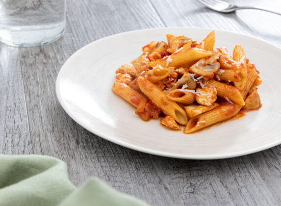 Aprenda A Preparar Penne Rigate Frango E Cogumelos Comida Na Mesa